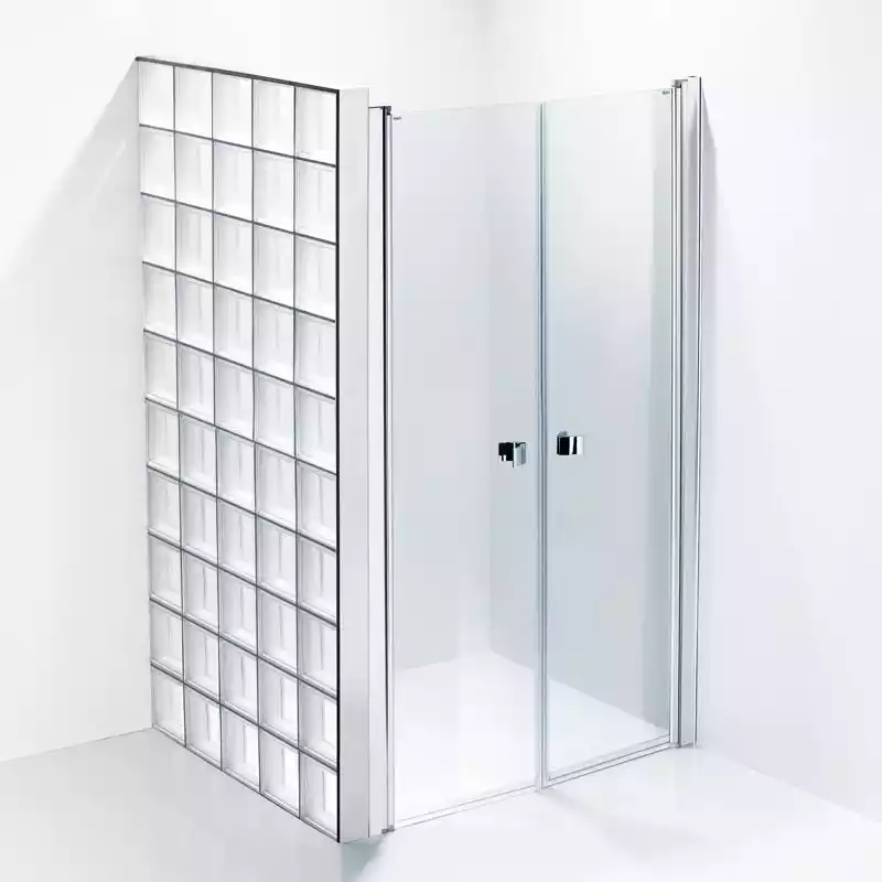 Stockholm: Glasblock med duschdörrar och profiler.