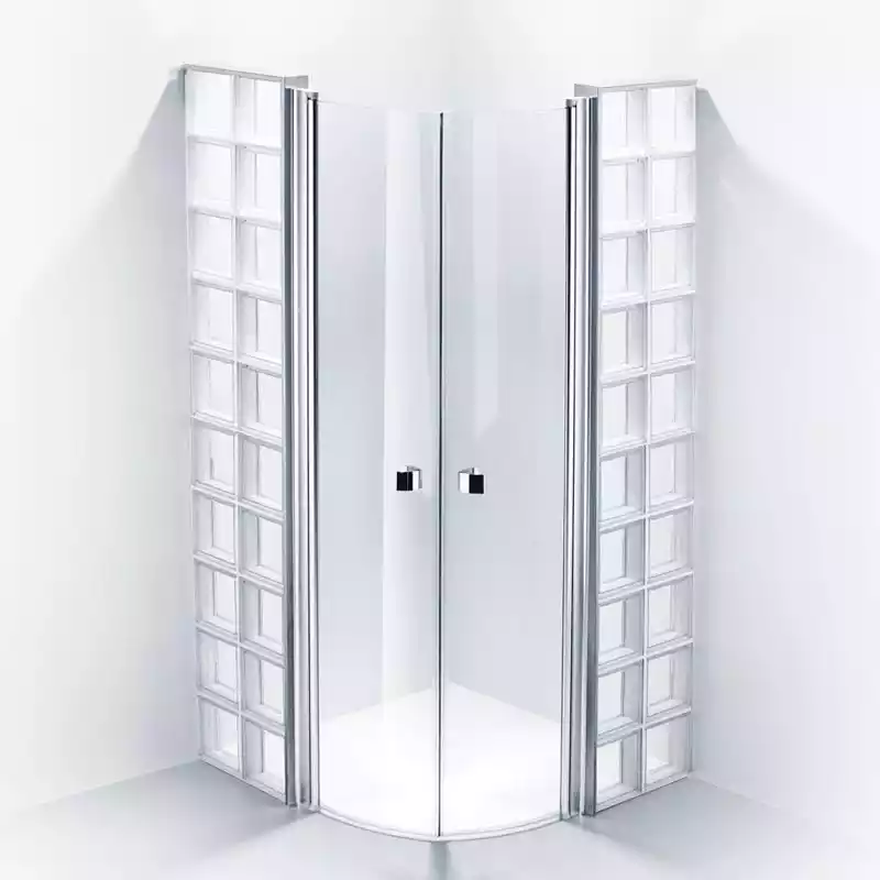 Visby: Glasblock med duschdörrar och profiler.